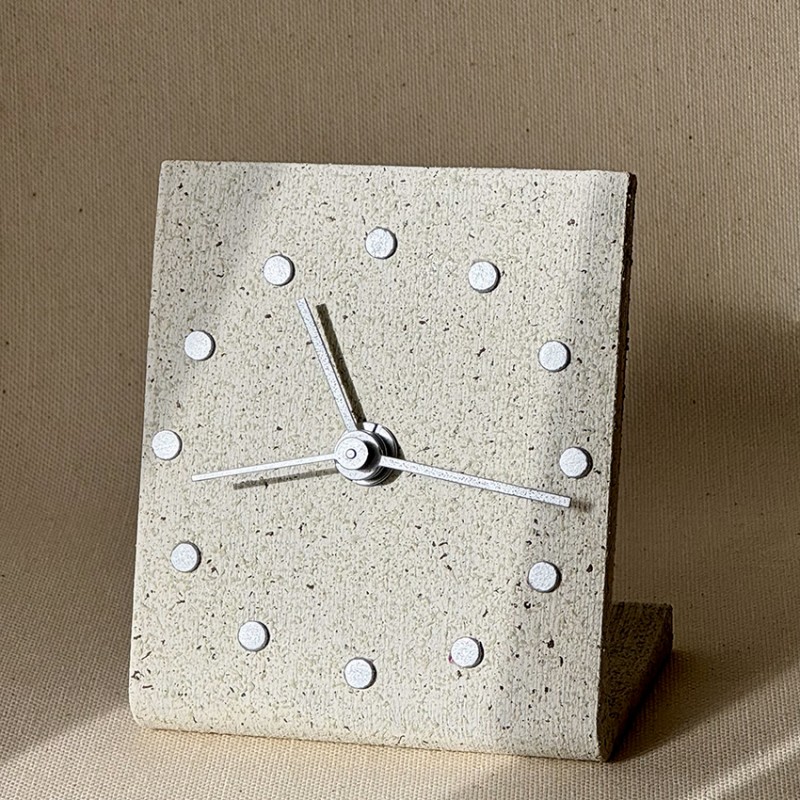 horloge de table SQUARE couleur crayeuse